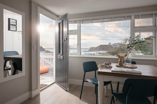 TidePod - stylish holiday chalet in the centre of Polzeath