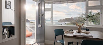 TidePod - stylish holiday chalet in the centre of Polzeath