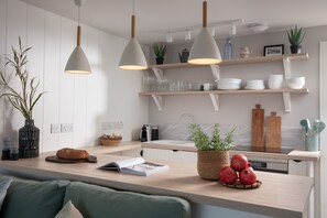 Kühlschrank, Geschirrspüler, Wasserkocher mit Kaffee-/Teezubehör