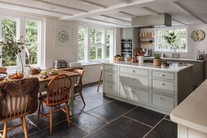 Réfrigérateur, lave-vaisselle, cafetière/bouilloire