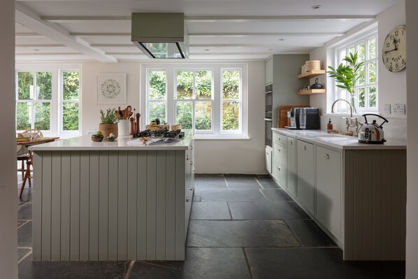 Fridge, dishwasher, coffee/tea maker