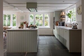 Réfrigérateur, lave-vaisselle, cafetière/bouilloire