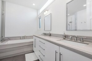 Regadera, secadora de cabello, toallas, jabón 