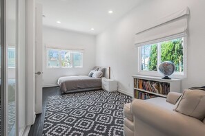 3 habitaciones, tabla de planchar con plancha, wifi y ropa de cama 