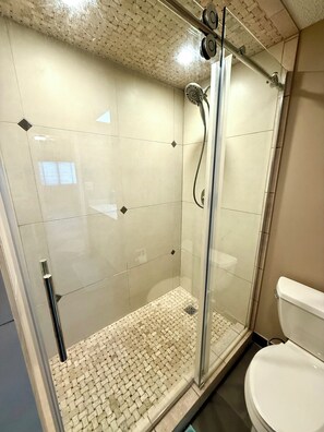 Dusche, Handtücher, Toilettenpapier
