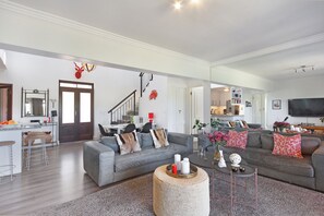 Smart TV, books - Winelands Golf Lodges 1 (Cape Town)