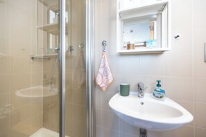 Chuveiro, secador de cabelo, toalhas de banho, sabonete