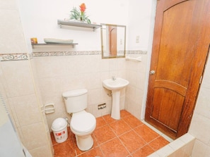 Apartment, 3 Bedrooms, Accessible, Smoking | Bathroom