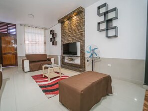 Apartment, 3 Bedrooms, Accessible, Smoking | Living room