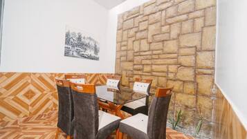 Apartment, 3 Bedrooms, Accessible, Smoking | Dining room