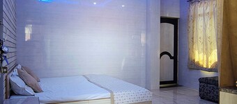 Dwarika Palace – 8 AC Rooms with WiFi Near Krishna Janmabhoomi Mathura