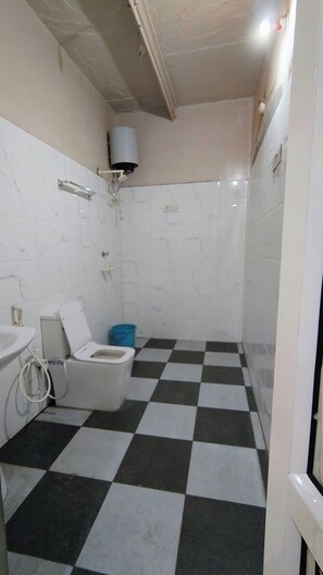 Regadera, toallas, jabón, papel de baño 