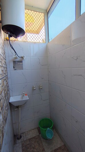 Regadera, toallas, jabón, papel de baño 