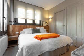 2 soverom, strykejern/-brett og sengetøy