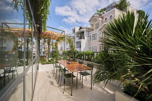 Individually decorated, individually furnished, desk, laptop workspace - Gemini Saigon BEN THANH Building (Ho Chi Minh City)