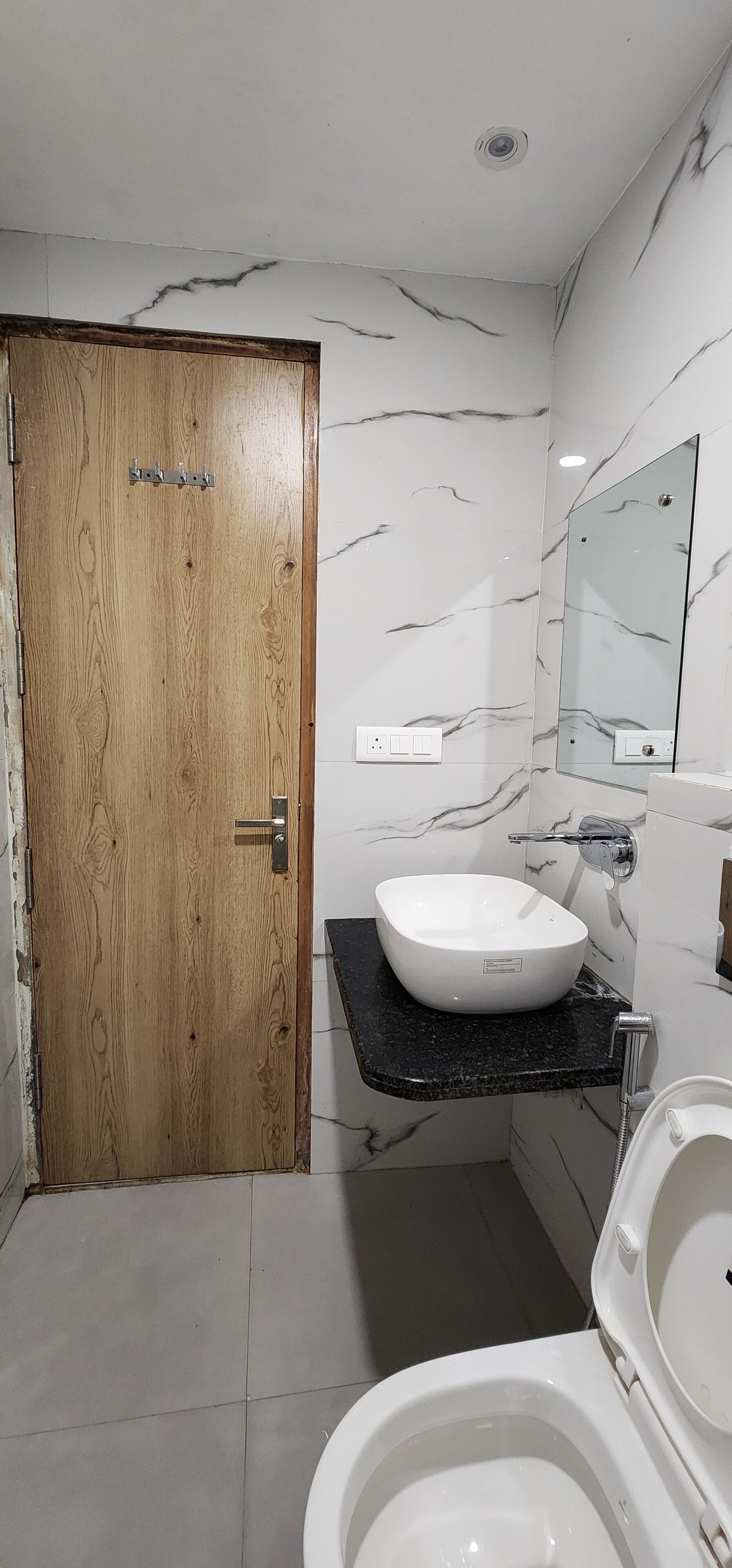 Regadera, toallas, papel de baño 