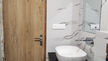 Dusj, håndklær og toalettpapir