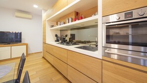 Fridge, oven, stovetop, dishwasher