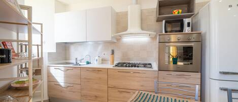 Kühlschrank, Mikrowelle, Ofen, Herdplatte