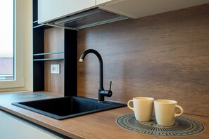 Fridge, stovetop, dishwasher, coffee/tea maker