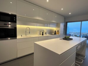 Micro-ondes, four, plaque de cuisson, lave-vaisselle