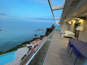 Outdoor dining - Luxurious 6pers apartment with semi-Olympic swimming pool facing the sea, the dream! (SOLENZARA)