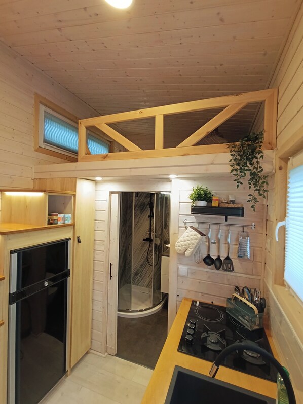 Fridge, oven, stovetop, electric kettle