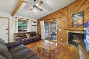 TV, fireplace - Lake Life at Island Pointe (Wisconsin Dells)