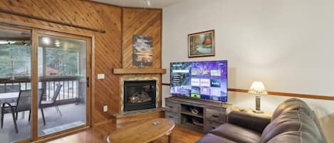 Una televisión, una chimenea
