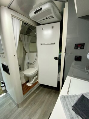 Serviettes fournies, papier toilette