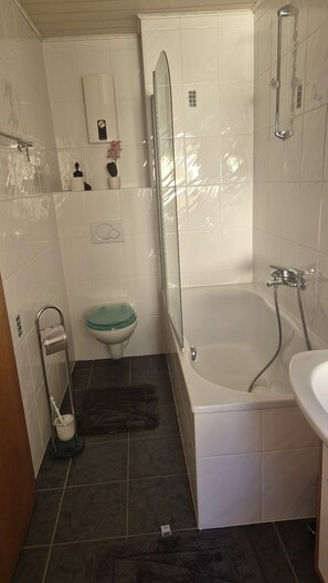 SĂšche-cheveux, serviettes fournies, savon, papier toilette