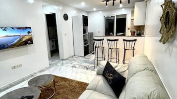 Apartment, 1 Bedroom, Accessible, Smoking | Living room