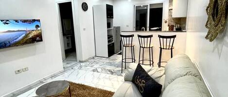 Apartment, 1 Bedroom, Accessible, Smoking | Living room