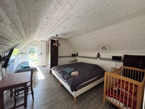 5 bedrooms, iron/ironing board, WiFi, bed sheets