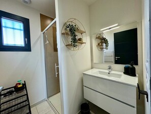 Dusche, Haartrockner, HandtĂŒcher, Seife