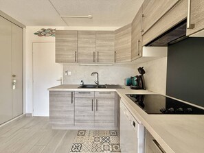 Kühlschrank, Mikrowelle, Ofen, Kochgeschirr/Geschirr/Besteck