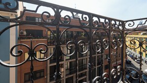 A wrought iron balcony railing with a view of a multi-story building with balconies and windows. - Italianway Easy - Rosmini 13 B (Milan)