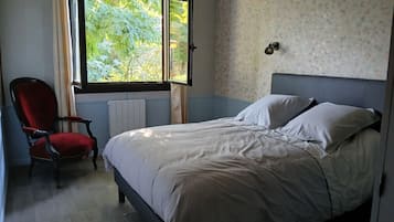 3 quartos, escrivaninha, ferros/tábuas de passar roupa, berço de viagem