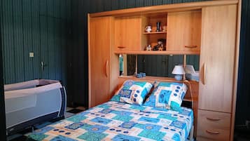 3 bedrooms, desk, iron/ironing board, travel cot