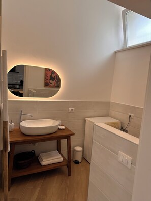 Douche, sèche-cheveux, bidet, serviettes fournies