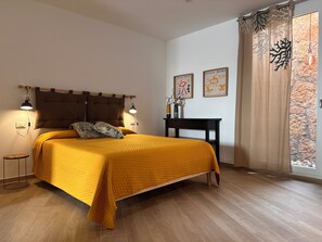 1 habitación, tabla de planchar con plancha y cuna de viaje