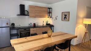 Ugn, spishäll, diskmaskin och kaffe- och tebryggare