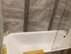 Handtücher, Seife, Shampoo, Toilettenpapier