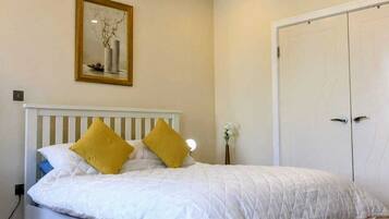 1 bedroom, desk, iron/ironing board, WiFi