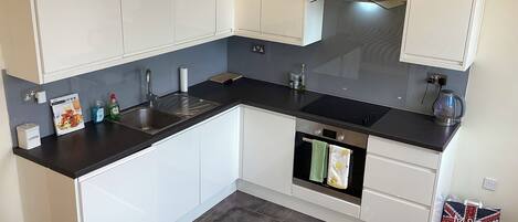 Een koelkast, een oven, een kookplaat, een koffiezetapparaat/waterkoker