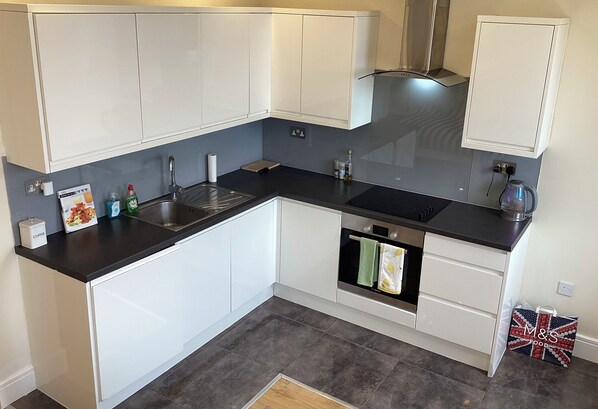 Fridge, oven, stovetop, coffee/tea maker