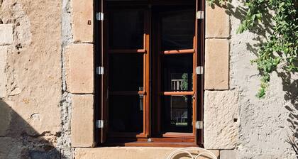 Quiet cottage with summer Spa, pets allowed, parking for 8 people