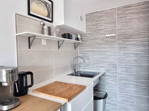 Fridge, microwave, oven, stovetop - T2 Apartment with Terrace in Port-Vendres Center (Port-Vendres)