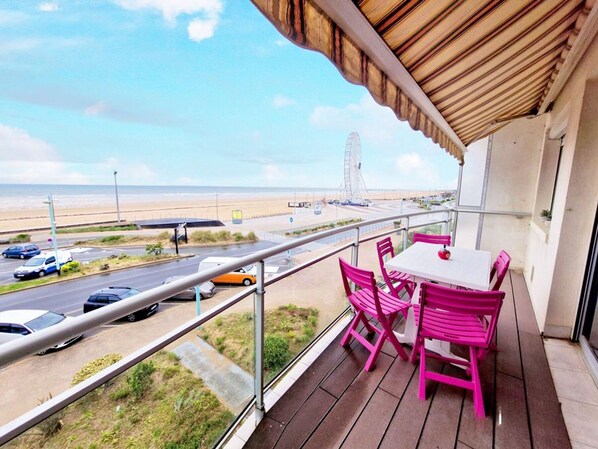 Outdoor dining - Renovated sea-facing T3 with balcony and WiFi in Saint-Jean-de-Monts (Saint-Jean-de-Monts)