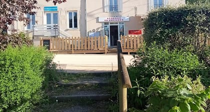 Large family cottage with terrace, pet-friendly in Louroux